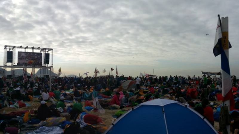 Sacerdote catamarqueño con el Papa Francisco en Brasil