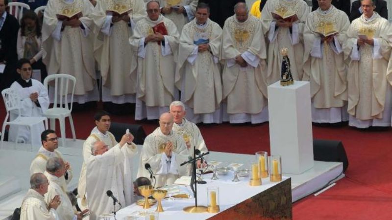 Sacerdote catamarqueño con el Papa Francisco en Brasil
