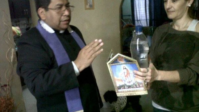 Sacerdotes visitaron hogares del barrio Batalla de San Lorenzo