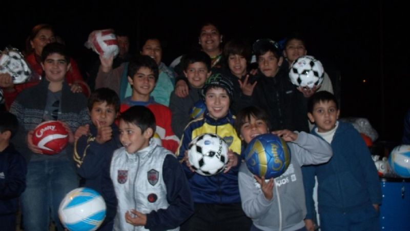 Entrega de indumentaria al Club Social Rojas