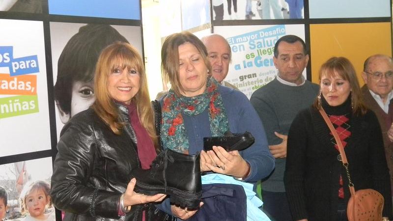 Entrega de uniformes identificatorios al personal de trabajo