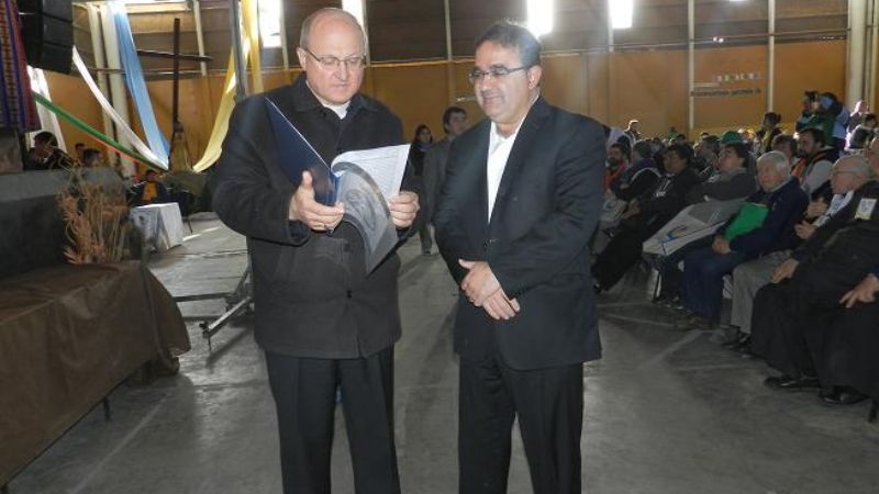 El intendente Raúl Jalil donó terrenos al Obispado