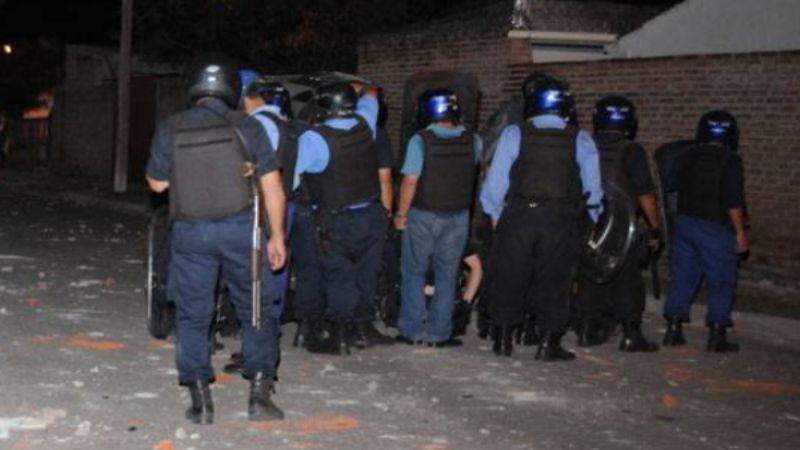 Madre denunció a policías por amenazas de muerte a su hijo