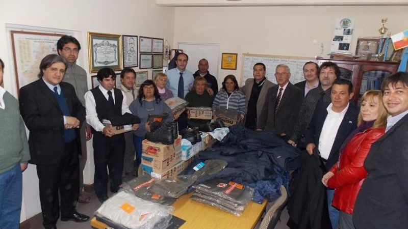 Entregan indumentaria a empleados del CD