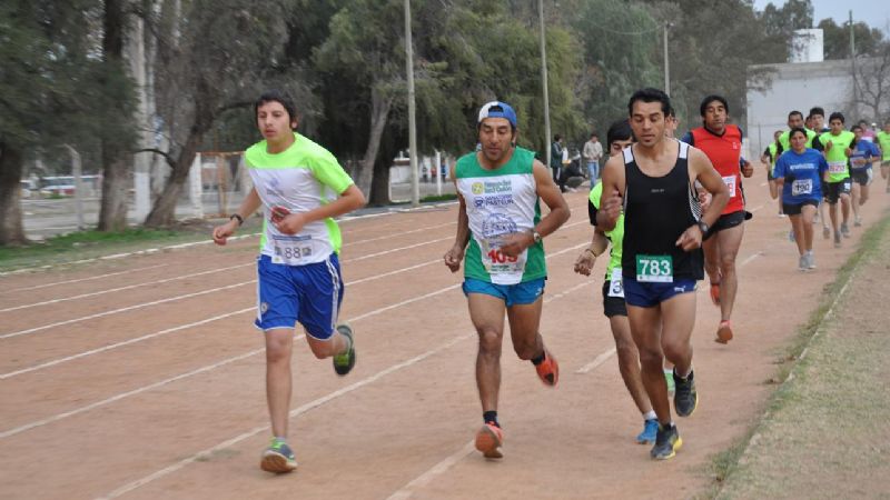 Villagra e Ibáñez en fondo, Reinoso y Coronel en marcha