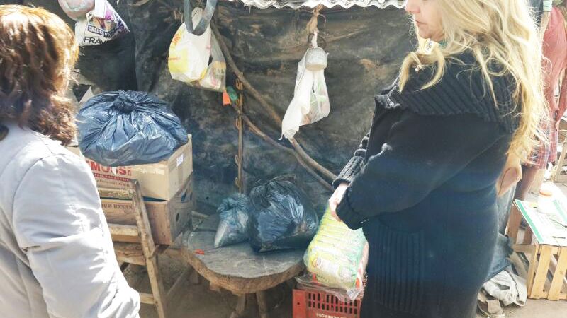 Asisten a familia de Capayán en grave situación