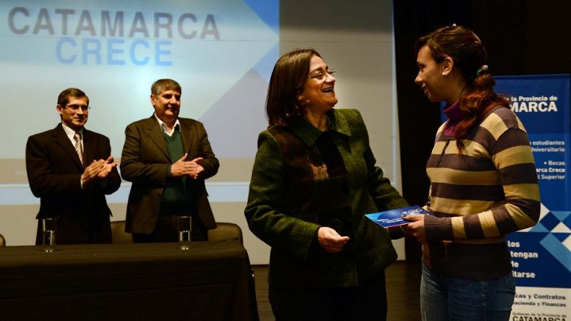Lucía entregó las Becas “Catamarca Crece”