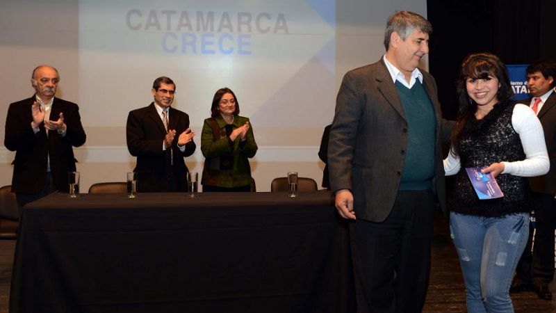 Lucía entregó las Becas “Catamarca Crece”