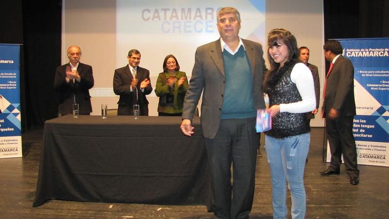 Diputados junto a la gobernadora en entrega de becas