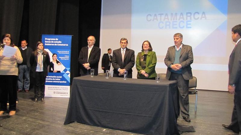 Diputados junto a la gobernadora en entrega de becas