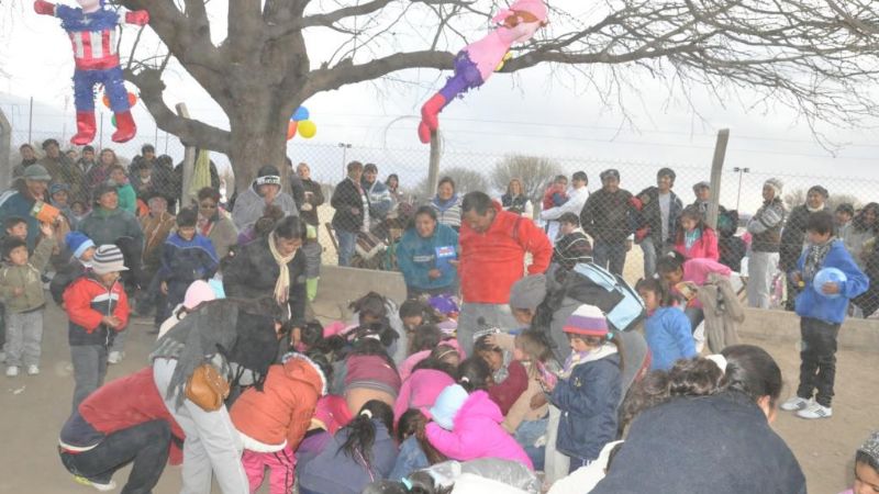 Muña dibujó una sonrisa a los niños de Famatanca