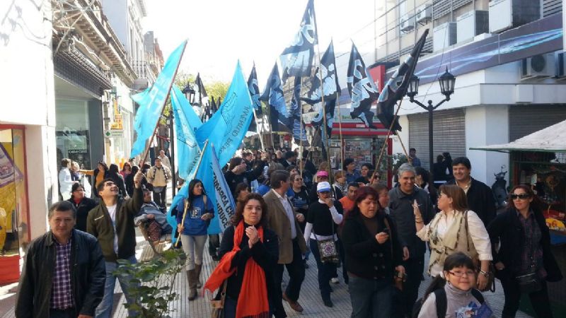 Multitudinaria caminata del FPV por Peatonal Rivadavia