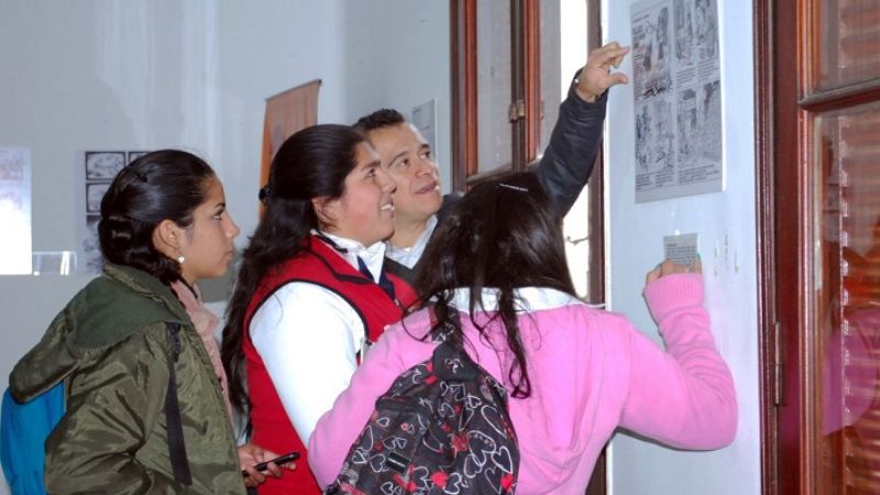 Estudiantes visitan la Muestra de Periodismo Dibujado