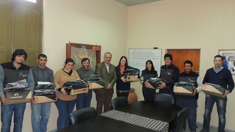 Entregan indumentaria a empleados de Ambiente