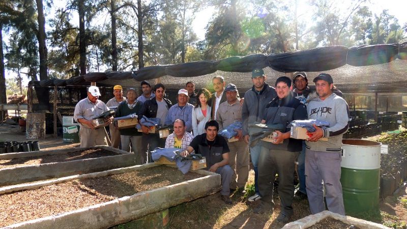 Entregan indumentaria a empleados de Ambiente