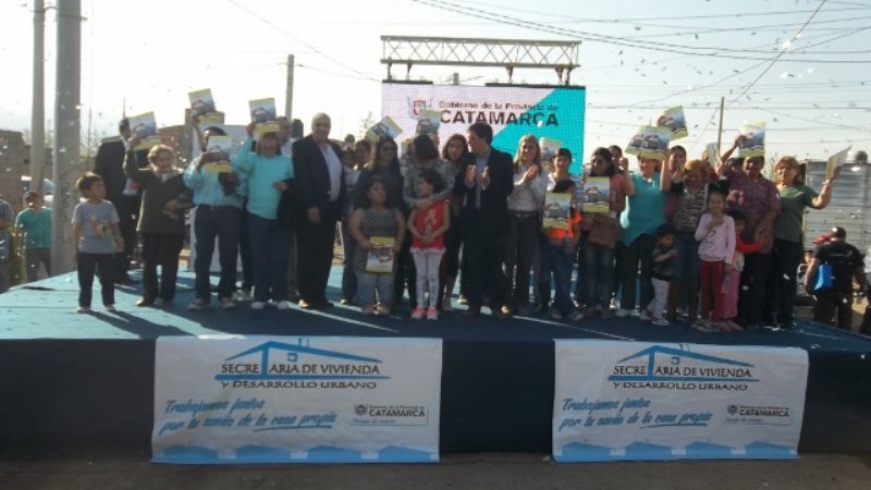 46 familias de Capital y Capayán recibieron sus viviendas