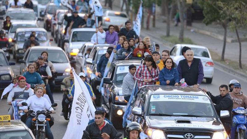 Otra multitudinaria recorrida de la "Caravana de la Victoria"