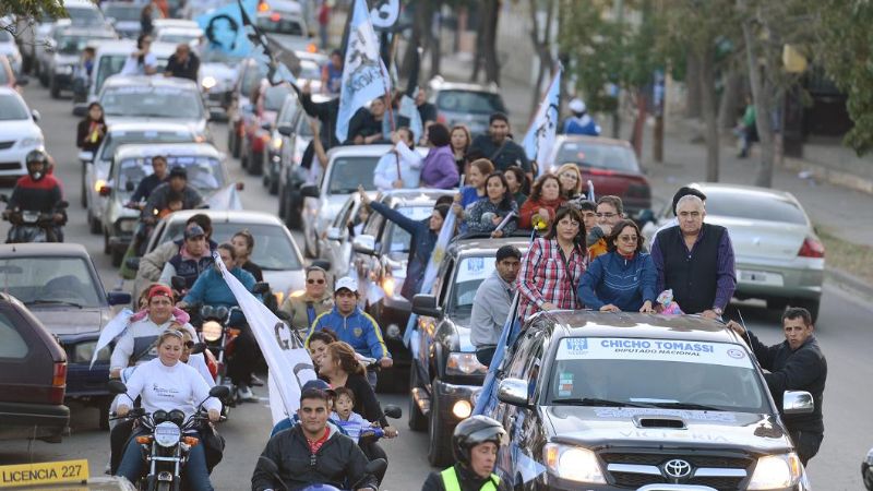 Otra multitudinaria recorrida de la "Caravana de la Victoria"