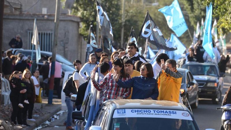 Otra multitudinaria recorrida de la "Caravana de la Victoria"