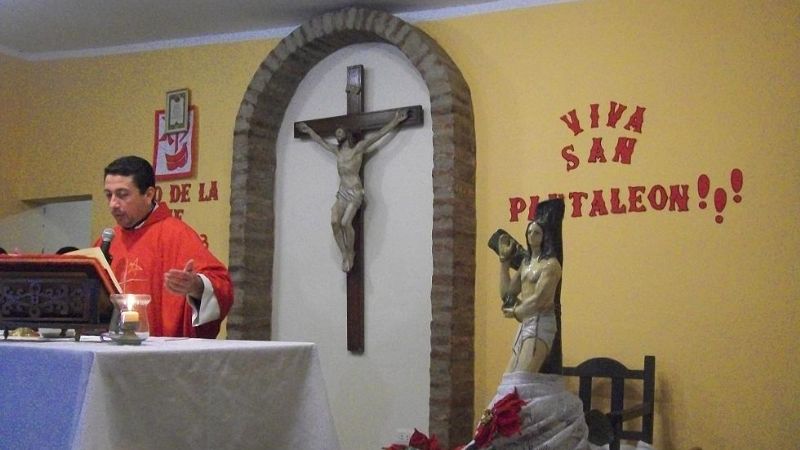 Procesión en honor a San Pantaleón en el barrio Altos de Choya