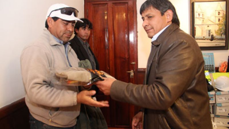 Entregan indumentaria a municipales de Santa María