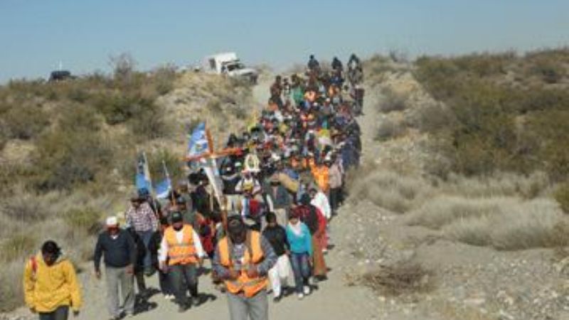 Cientos de peregrinos acompañan la imagen de San Roque
