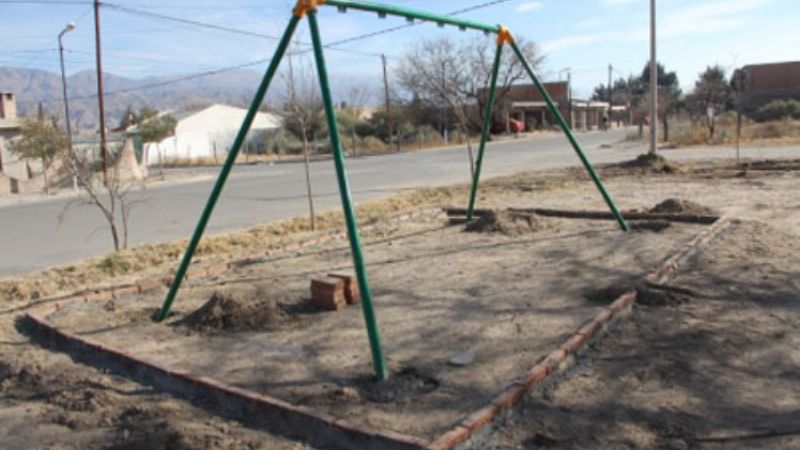 Instalan juegos integradores para niños con incapacidades motrices