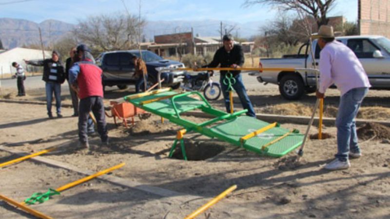 Instalan juegos integradores para niños con incapacidades motrices