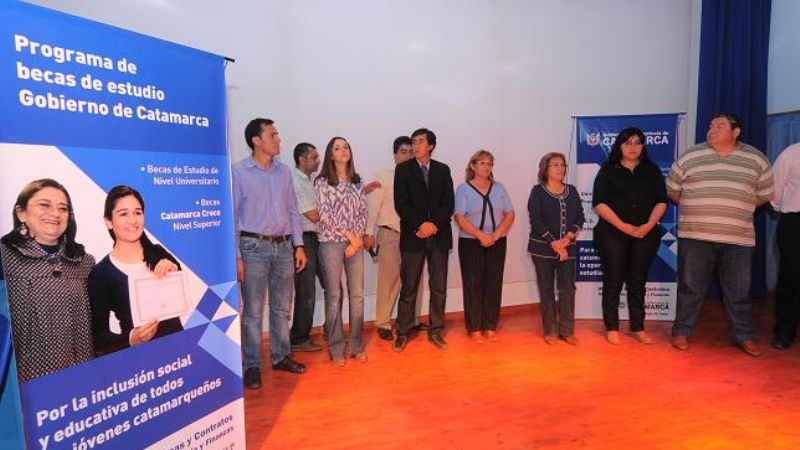 Entregaron tarjetas para el cobro de becas en Recreo