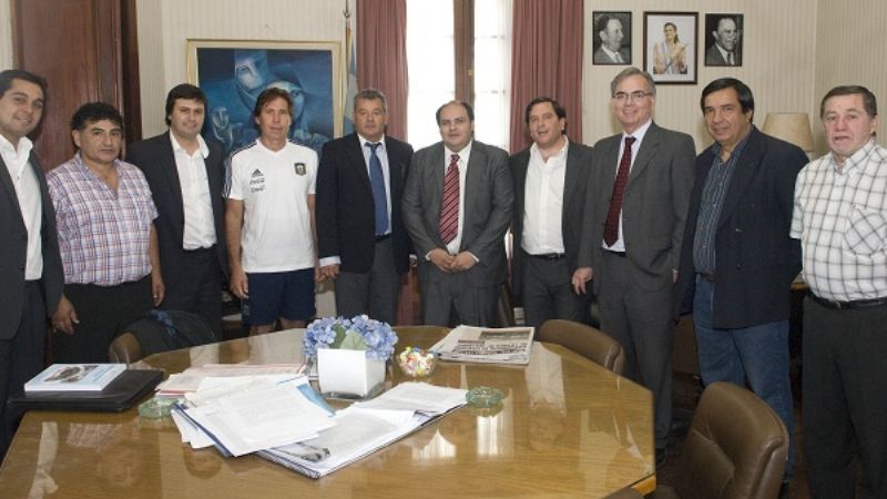 Grondona (h) con autoridades y dirigentes catamarqueños