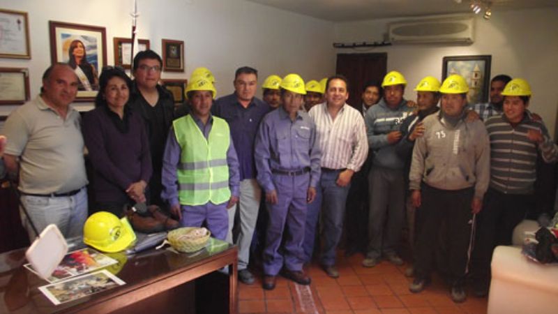 Entregan indumentaria a personal de Departamento Vial