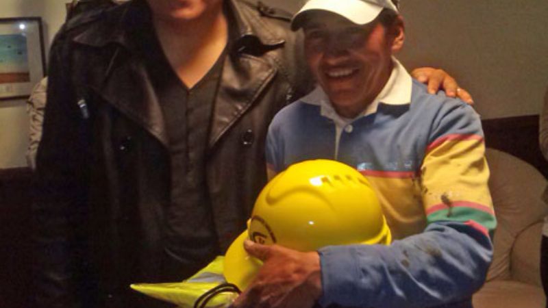 Entregan indumentaria a personal de Departamento Vial