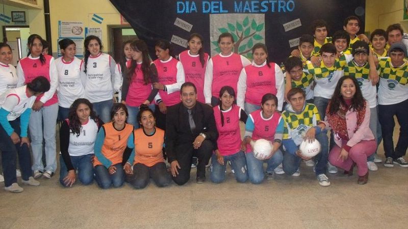 Camisetas de voley y fútbol para alumnos de Las Tejas