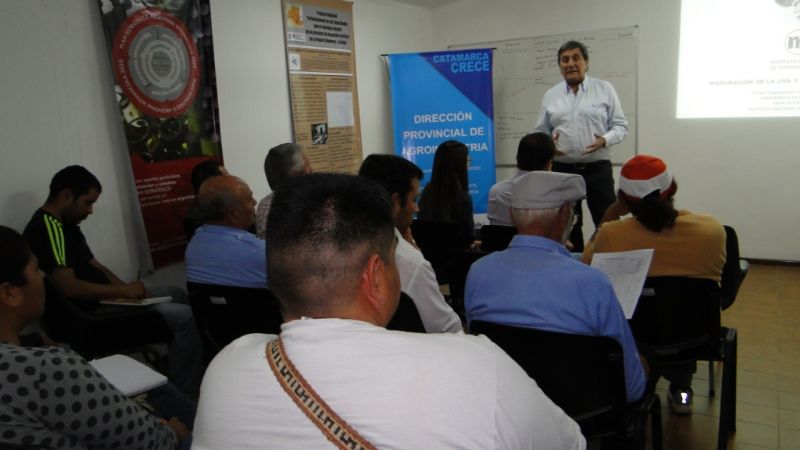 Capacitaron a elaboradores de vino casero