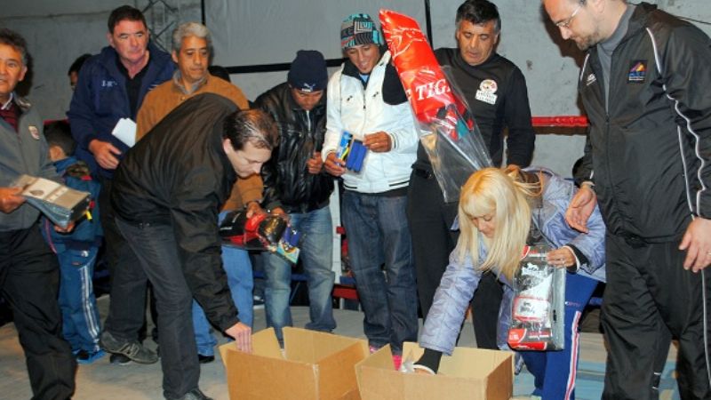 En el “Día del Boxeador” Brumec equipó gimnasios 