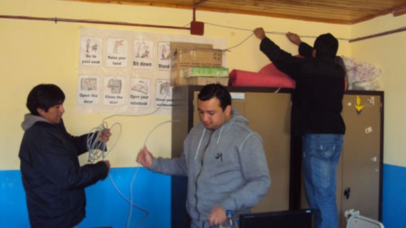 Acondicionan sala de informática en escuela serrana