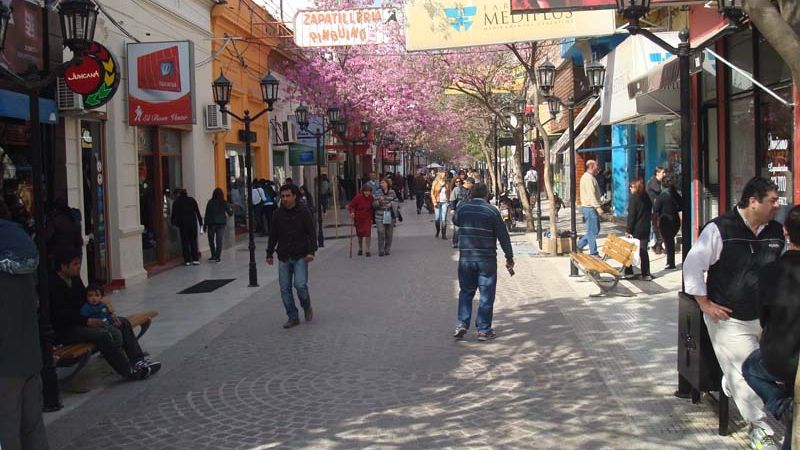 Los comercios trabajan sin pausa