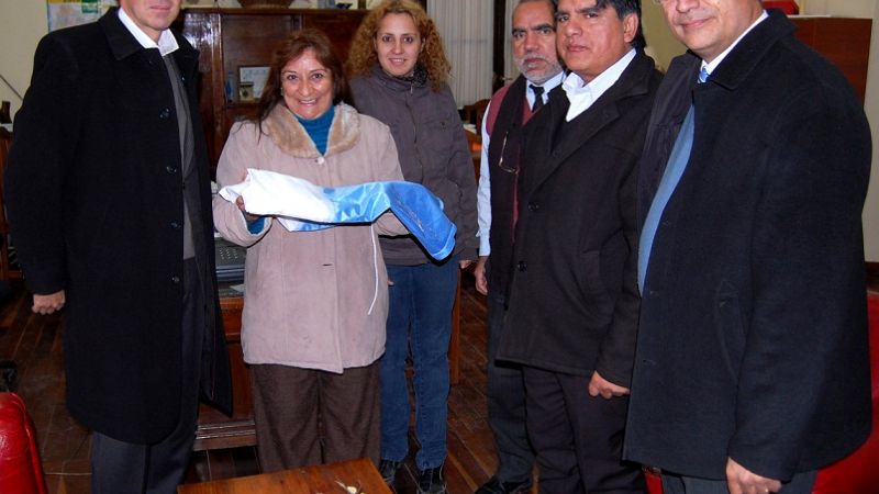 Donan bandera de ceremonia al Colegio Nacional