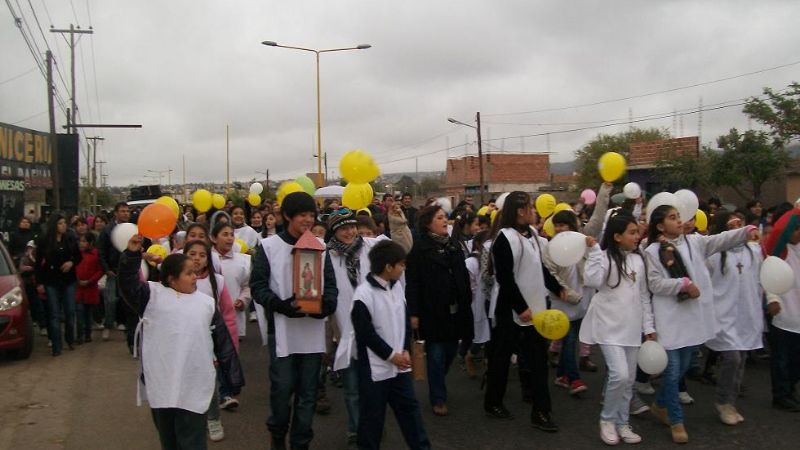 Bajo la lluvia se realizó la procesión y misa de cierre de la Santa Cruz