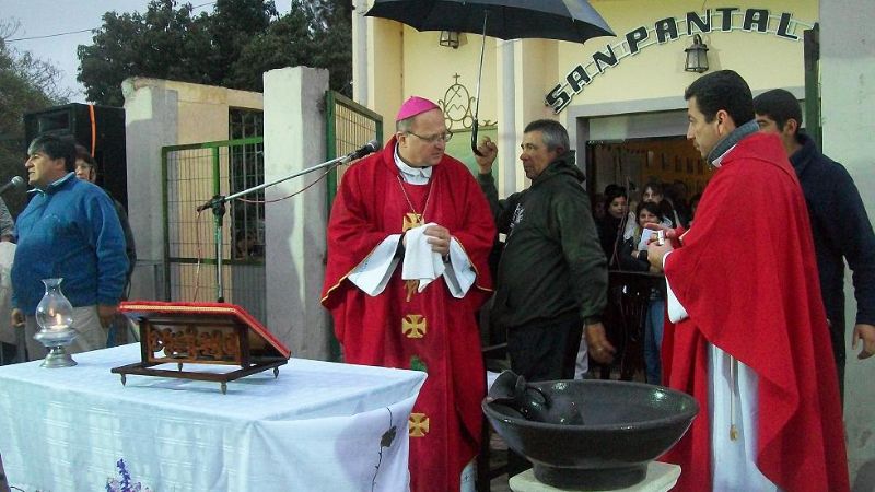 Bajo la lluvia se realizó la procesión y misa de cierre de la Santa Cruz
