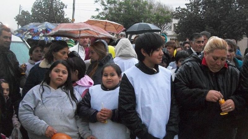 Bajo la lluvia se realizó la procesión y misa de cierre de la Santa Cruz