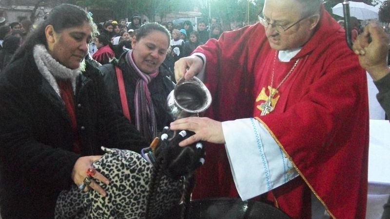 Bajo la lluvia se realizó la procesión y misa de cierre de la Santa Cruz