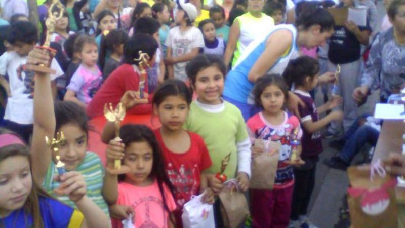 El atletismo a pleno en el Día del Niño en el Bº El Jumeal 
