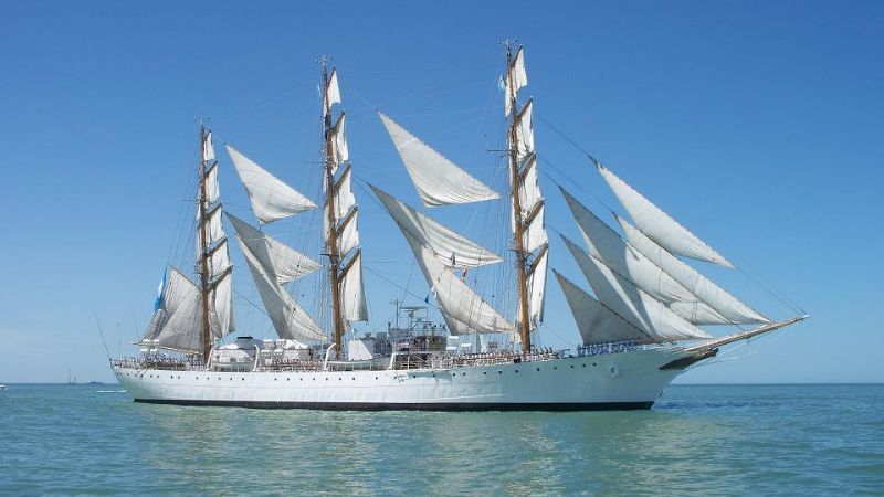 Dos alumnos de la ENCJA, a bordo de la Fragata Libertad