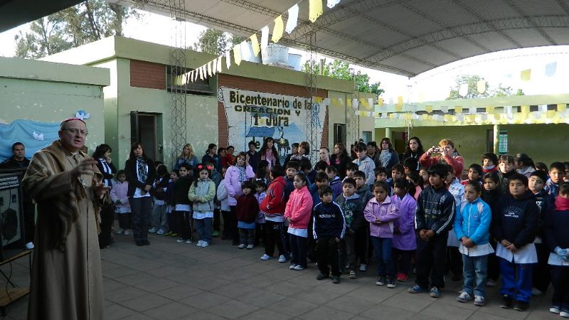 El Obispo visitó la escuela N° 31 de Pozo El Mistol y el INTA Catamarca
