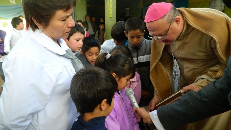 El Obispo visitó la escuela N° 31 de Pozo El Mistol y el INTA Catamarca