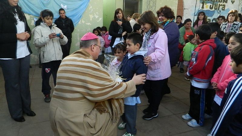 El Obispo visitó la escuela N° 31 de Pozo El Mistol y el INTA Catamarca