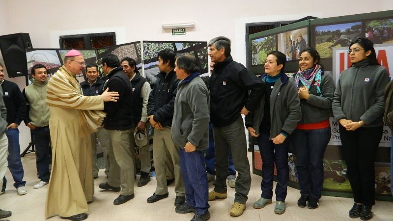 El Obispo visitó la escuela N° 31 de Pozo El Mistol y el INTA Catamarca