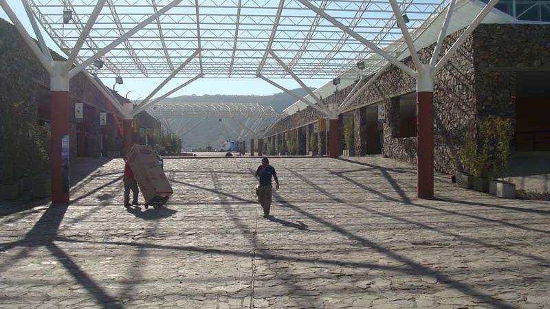 Denuncian el robo de cientos de mesas y sillas en el Predio Ferial