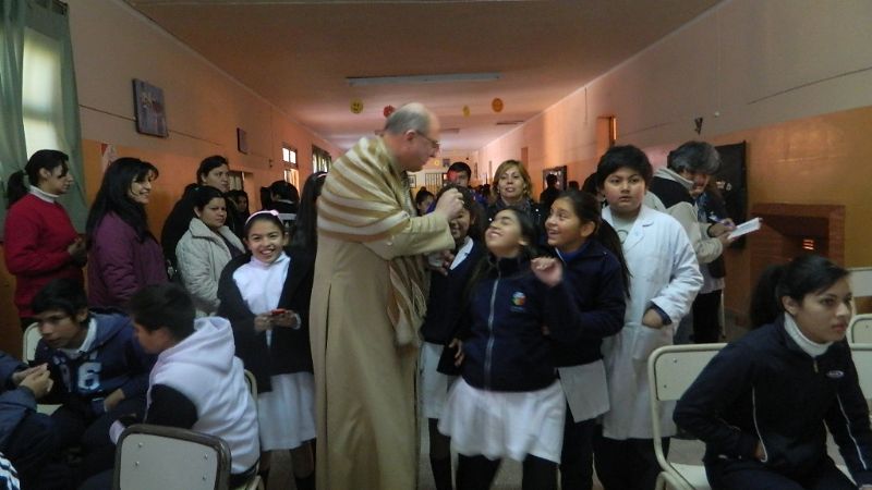 El Obispo visitó la escuela y el hospital de Villa Dolores 